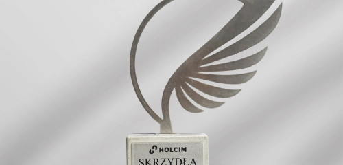 JONIEC® with the Wings of Success statuette from Lafarge-Holcim